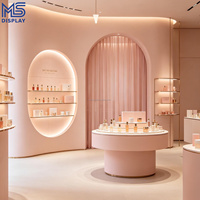Vitrine de présentation cosmétique sur mesure avec étagères rétroéclairées par LED, finition dorée, laque blanche, pour boutique de beauté, parfumerie, comptoir de vente au détail
