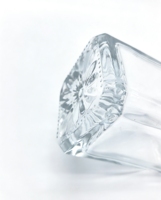 Bouteille à liqueur de luxe en verre taillé cristal avec finition mate/givrée et option de gravure, verre transparent et bouchon en liège pour cadeaux de mariage