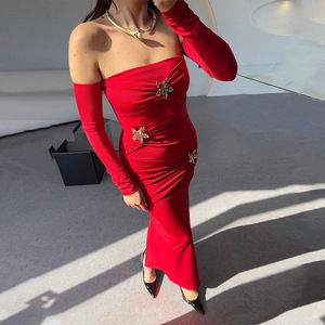 Vestido largo rojo ajustado con hombros descubiertos y adornos para la noche - Product Image 1