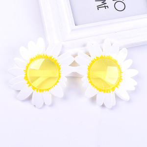 للبيع بالجملة أقحوانات صغيرة لأعياد الميلاد نظارات حفلات ديكور زهور بيضاء إبداعية تزيين الكعك - Product Image 4