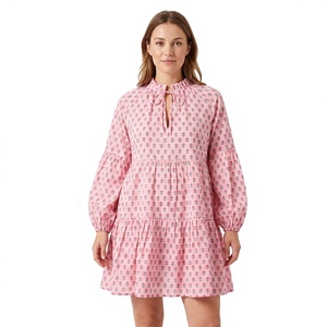 Robe courte en coton tissé pour femme, rose à imprimé floral, manches bouffantes, col rond, coupe trapèze, taille naturelle, style moderne et décontracté - Product Image 1