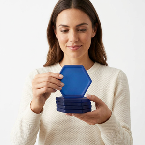 Juego de Posavasos Hexagonales de Resina Azul, Antideslizantes, para Protección de Bebidas en la Mesa, Diseño Moderno, 6 mm de Grosor - Product Image 1