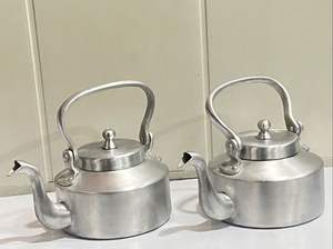 Juego de 2 teteras con mango metálico artesanal y duradero, estilo árabe, para preparar té y café. - Product Image 2