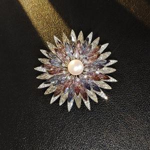 Broche en alliage plaqué or en forme de tournesol avec strass colorés, design percé, bijoux de luxe pour femmes, fiançailles, mariage - Product Image 2