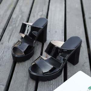 Sandales compensées d'été pour femme à talon compensé, style sabot, à bout ouvert, imperméables, à talons hauts et semelle épaisse en cuir - Product Image 2