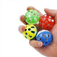 Balle de jeu pour chat en plastique avec son et clochette, pour l'auto-entretenissement et le soulagement de l'ennui, colorée et creuse