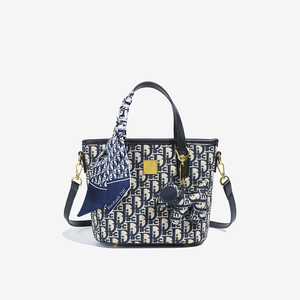 Sac messager de style féminin en PU. Équipé de décorations. L'intérieur est en fibre de polyester. - Product Image 1