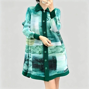 Abito Plissettato Chic 2026 con Stampa Paesaggistica, Trench Cardigan Bivalente, <span class=keywords><strong>Vestito</strong></span> <span class=keywords><strong>Lungo</strong></span> Stile Camicia con Stampa Scenografica, Plissettatura Miyake - Product Image 3