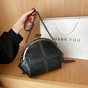 <span class=keywords><strong>Sac</strong></span> à <span class=keywords><strong>main</strong></span> bandoulière structuré hexagonal en <span class=keywords><strong>cuir</strong></span> PU gris clair, style rétro minimaliste, avec fermoir Kiss Lock et cadre métallique, pour femme - En stock - Product Image 1