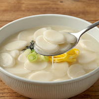 Soupe de gâteaux de riz coréens de qualité supérieure, Tteokguk, préparation à l'eau chaude, prête en trois minutes