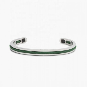 Pulsera <span class=keywords><strong>de</strong></span> acero inoxidable con forma <span class=keywords><strong>de</strong></span> C para <span class=keywords><strong>hombre</strong></span> y mujer, brazalete negro con ranura incrustada, Logo personalizado grabado en el interior - Product Image 1