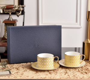 Juego de Dos Tazas y Plato de Porcelana Rusa con Diseño de Estrellas Coloridas, Ecológico, Moderno y de Lujo, con Caja de Regalo - Product Image 5