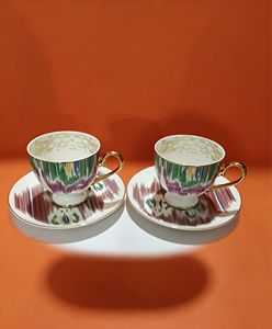 Tasse à café en porcelaine fine à imprimé rayé coloré abstrait avec anse dorée et soucoupe assortie - Product Image 5