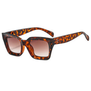 Gafas de Sol Rectangulares de Moda 2024, Marca de Lujo para Mujer, Diseño Vintage para Hombre, Clásicas con Remaches, Protección UV400 - Product Image 4