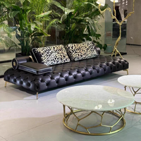 Canapé Linéaire Tufté de Luxe, Design Moderne, Base en Acier Inoxydable, Canapé Droit en Cuir pour Villa et Mansion, Pièce Maîtresse