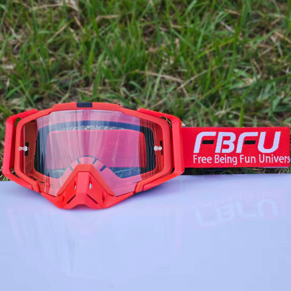 Lunettes transparentes à monture rouge