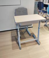 Cómodas mesas y sillas azules de plástico de un solo asiento para niños, juego de escritorio y sillas de entrenamiento para estudiantes de escuela