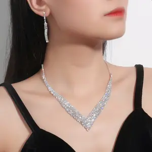 Orecchini con collana di diamanti pieni squisiti artificiali Set accessori versatili per abiti a catena con clavicola semplici ed eleganti