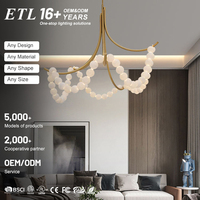 Lampe suspendue de style français personnalisée pour salon, éclairage de plafond circulaire pour escaliers, luminaire suspendu en forme d'anneau en albâtre perlé
