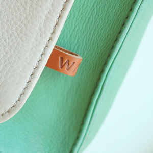 شعار شارة منقوش من الجلد الصناعي مع حافة مقطوعة بالليزر دائم منقوش من الجلد الصناعي - Product Image 3