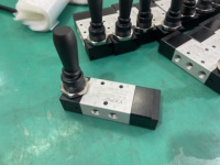 Vanne à levier pneumatique manuelle en alliage d'aluminium 4HA230E-08 à retour par ressort, centre fermé, échappement, levier de 1/4 pouce, 5/3