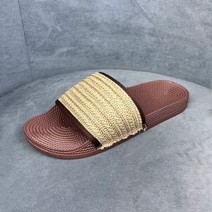 Pantofole piatte in plastica con cinturino intrecciato da donna con accenti in metallo Sole simili a paglia multicolori per interni - Product Image 3