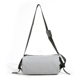 Nouveau sac messager en nylon style été, petit sac de voyage léger avec fermeture éclair, séparation sec/humide, idéal pour le fitness - Product Image 2