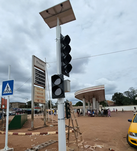 Feu de signalisation LED à écran complet avec batterie intégrée, clignotant rouge, vert, jaune, en matériaux PC et alimenté par énergie solaire - Product Image 1