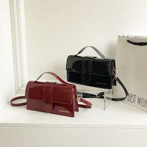 Sac carré en cuir brillant design décoratif délicat sac à bandoulière unique - Product Image 4