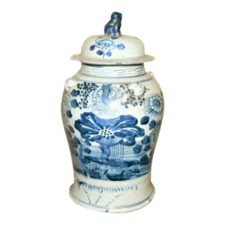 Große antike chinesische Porzellan gläser in Blau und Weiß mit Algen-oder Landschafts mustern mit Deckeln, die auch als modernes Haus verwendet werden