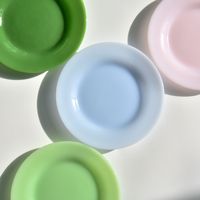 Koreanisches Tafelgeschirr mit individuellem Logo: Milchglas-Teller, passende Kaffee- und Kuchenteller, Opal-Jade-Glasteller und -Schalen