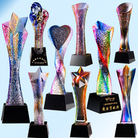 Chine Personnalisé Faire Gravé Creative Rouge Éblouissant Couleur Haute-grade Personnel Annuel Honoraire Cylindre Forme Cristal Trophées En Verre