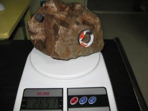 Météorite de Lonsdaleite de 2 kg, provenant de la ceinture et des routes, contenant du Californium, présentée à l'Auction House de Qingdao - Product Image 2