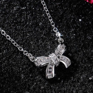 Elegante Collana con Ciondolo a Fiocco per Donne, Gioiello Scintillante con Charm Incastonato, Accessorio di Moda Semplice per Uso Quotidiano e Regalo - Product Image 4