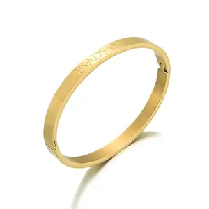 Yiwu Aceon Velle из нержавеющей стали шириной 6 мм простой шарнирный браслет с логотипом с текстом на заказ OEM золотые слова браслет