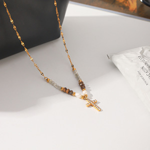 Collar de Perlas de Agua Dulce con Cruz, Estilo Europeo Americano, Moderno y Versátil, Cadena para Clavícula, Acero Inoxidable, Chapado en Oro - Product Image 3