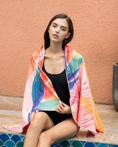 Serviette de plage à impression numérique en microfibre XL personnalisée par sublimation avec emballage de sac - Product Image 6