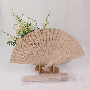Éventails pliants en bois de santal personnalisés avec logo, éventails à main pour mariage, éventails pliants portables - Product Image 4