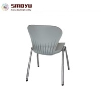 Chaise d'école en plastique portable et durable, couleur personnalisée, design moderne, structure en acier, ergonomique et pliable pour usage en bureau et immeuble.