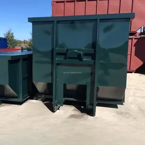 Contenitore superiore aperto del cassonetto della porta del fienile utilizzato per il riciclaggio dei rifiuti solidi all'aperto e la gestione dei rifiuti per la casa e le aziende agricole