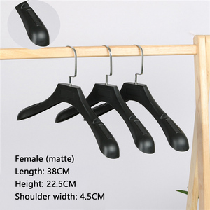 Cintres en Plastique Noir Antidérapants pour Robes de Mariée, Jupes, Chemises, Costumes Homme et Manteaux, Personnalisables avec Logo - Product Image 4