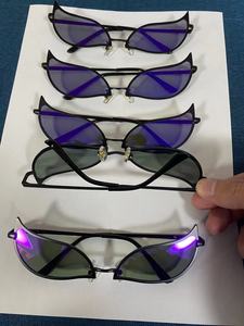 Venta al por mayor <span class=keywords><strong>Anime</strong></span> One Piece Donquixote Doflamingo Gafas de sol Hombres Mujeres ins <span class=keywords><strong>Cosplay</strong></span> gafas con caja de gafas - Product Image 2