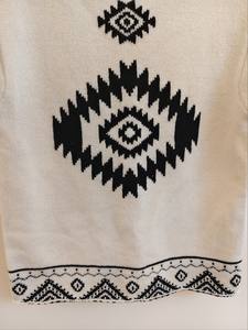 Suéter de Punto Casual de Manga Corta Hecho a Mano, 100% Lana, con Patrón Azteca Geométrico Intenso, Elegante Contraste en Blanco y Negro - Product Image 5