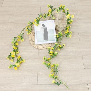 Guirlande <span class=keywords><strong>de</strong></span> fleurs <span class=keywords><strong>de</strong></span> marguerites artificielles en soie <span class=keywords><strong>de</strong></span> vigne, fausses feuilles <span class=keywords><strong>de</strong></span> vigne vertes pour décoration murale, fête et mariage - Product Image 6