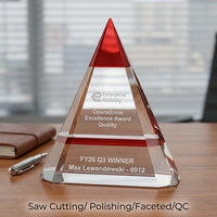 Trophée Pyramidal en Cristal Optique Rouge Albright, Personnalisable, Gravé, pour Récompense d'Excellence d'Entreprise et de Conquête de Conspérité