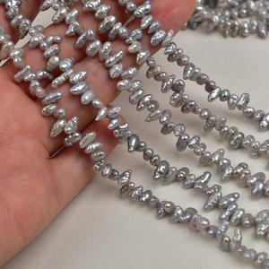 Perle de lune grise argentée, 5-6 mm, baroque, irrégulière, Keshi, naturelle, d'eau douce, en vrac, trois trous, options de couleur blanc et rose - Product Image 1