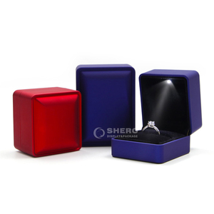 Cajas de lujo rojas al por mayor, personalizadas, premium, de plástico con luz LED, para collares, pulseras, anillos, pendientes, cajas para joyería. - Product Image 2
