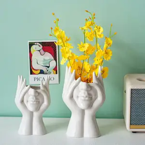 북유럽 인 크리 에이 티브 맞춤형 세라믹 꽃병 상자에 포장 된 거실 또는 사무실을위한 흰색 인체 모양의 말린 꽃 장식