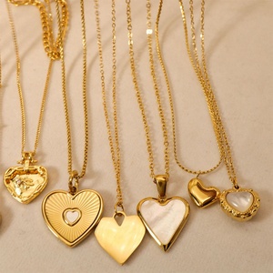 Collar Personalizado de Acero Inoxidable 316L Chapado en Oro de 14k y 18k Resistente al Agua con Colgante de Concha y Corazón para Mujer - Product Image 4