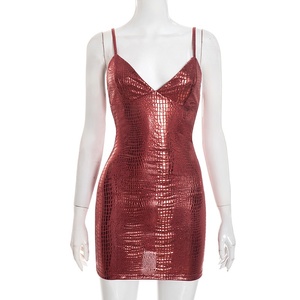 <span class=keywords><strong>Vestido</strong></span> Corto <span class=keywords><strong>Ajustado</strong></span> de Piel Sintética con <span class=keywords><strong>Tirantes</strong></span> y Estampado Dorado, Cuello en V y Cintura Alta para Mujer, Modelo D25DS543 - Product Image 6
